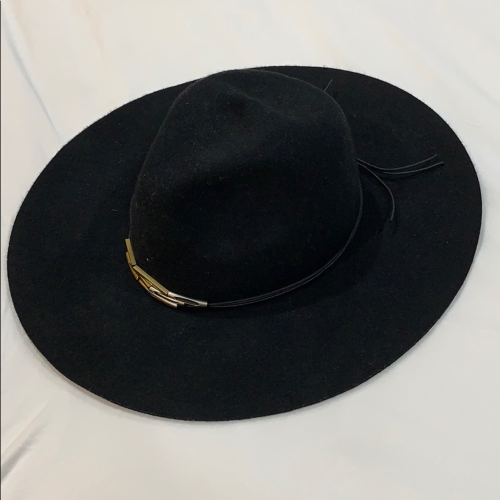 Wide-rimmed hat